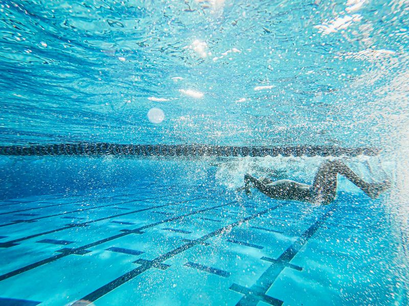 Minimalist representation of movement and flow in fitness training.